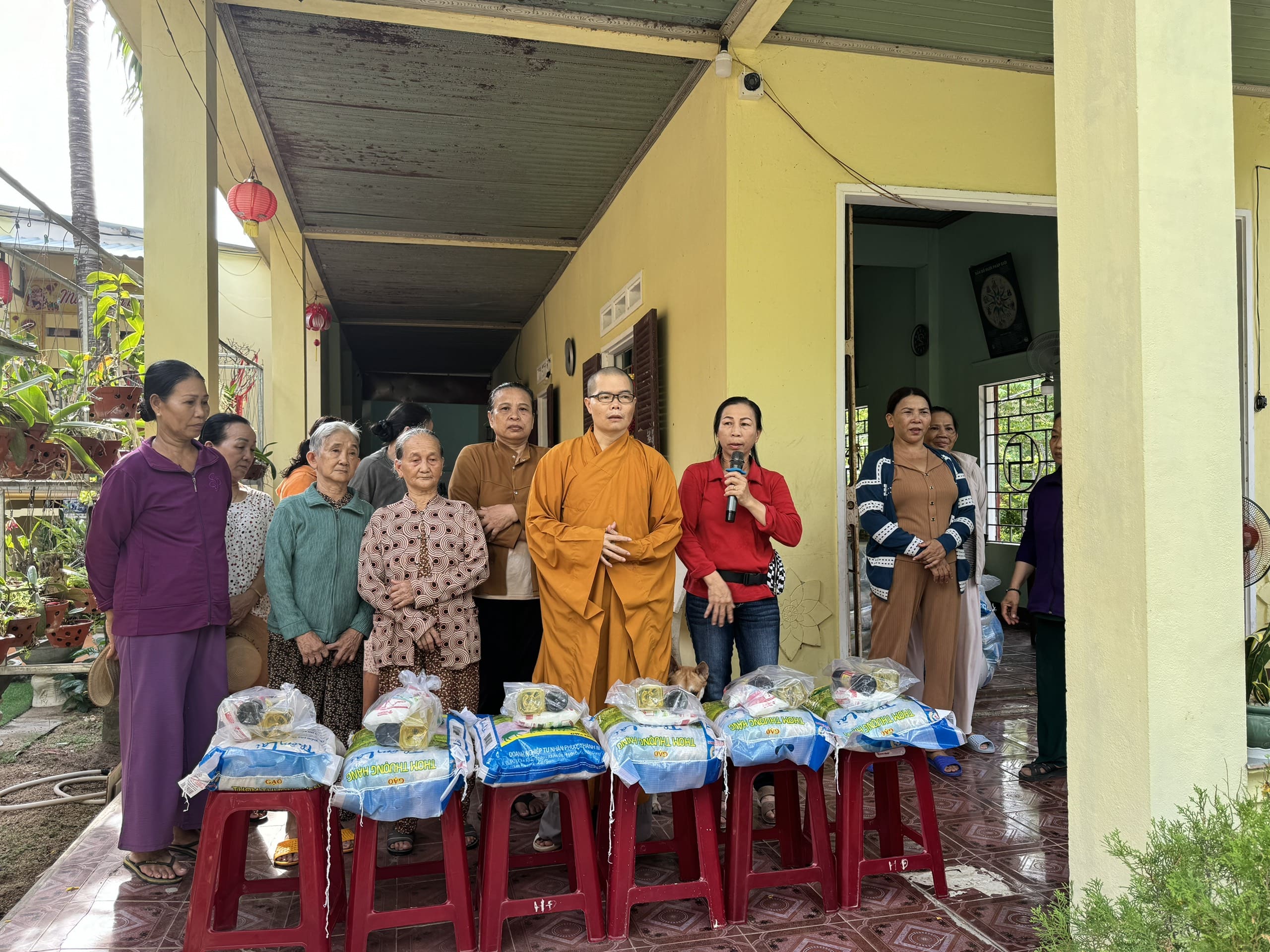 Chùa Hòa Đồng phát quà cho bà con nghèo làng Quy Hòa